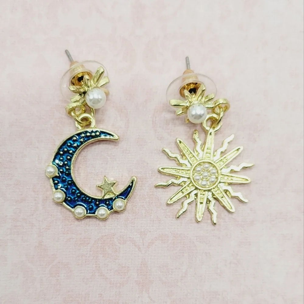Sun and moon small drop earring in gold and‎ blue